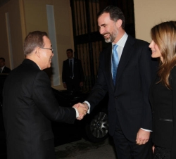 Sus Altezas Reales los Príncipes de Asturias reciben al Secretario General de Naciones Unidas a su llegada al Palacio de El Pardo